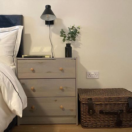 Smart 4K Tvs In All Bedrooms Double Vanity Sink Belfast Kültér fotó