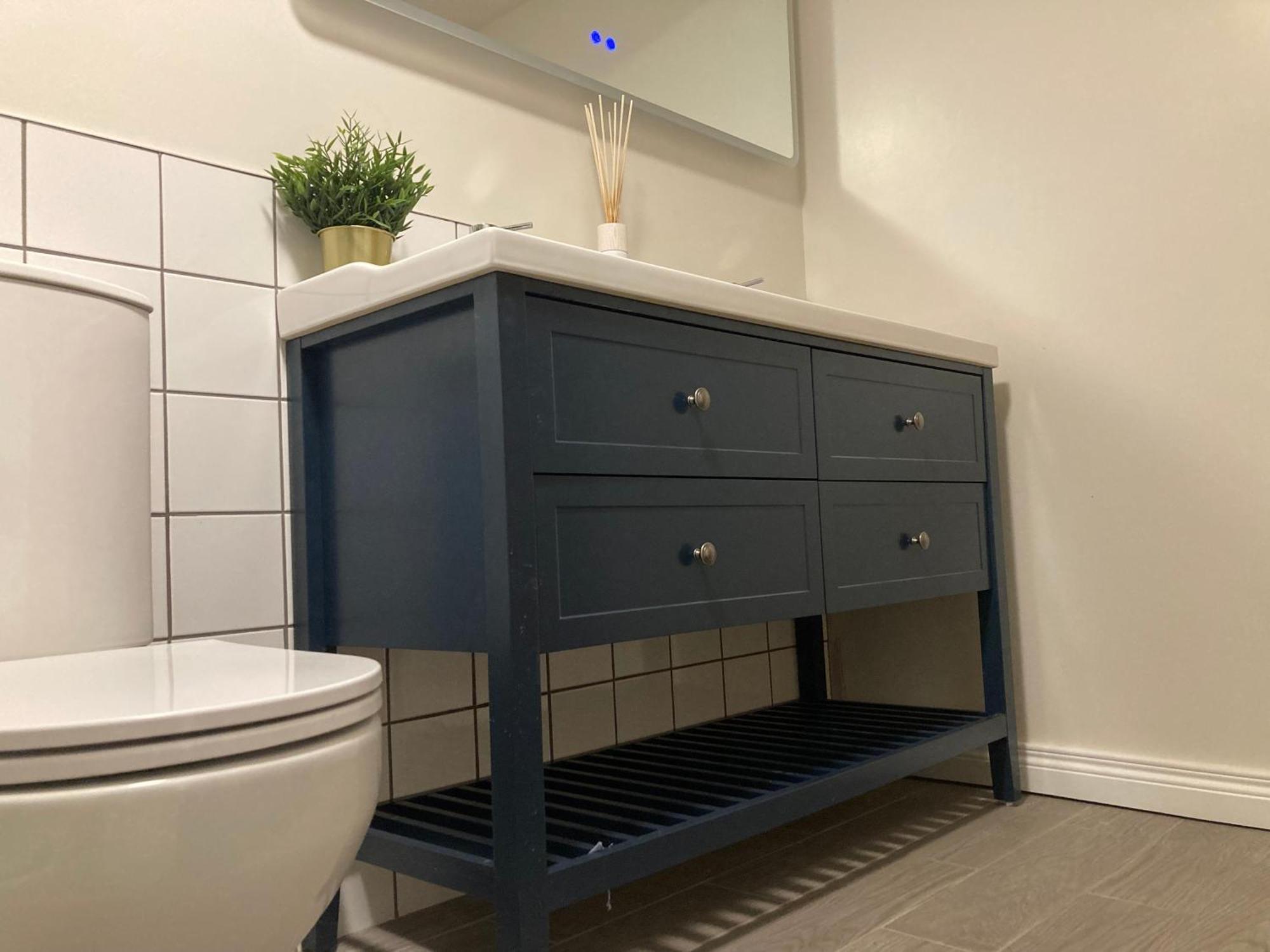 Smart 4K Tvs In All Bedrooms Double Vanity Sink Belfast Kültér fotó
