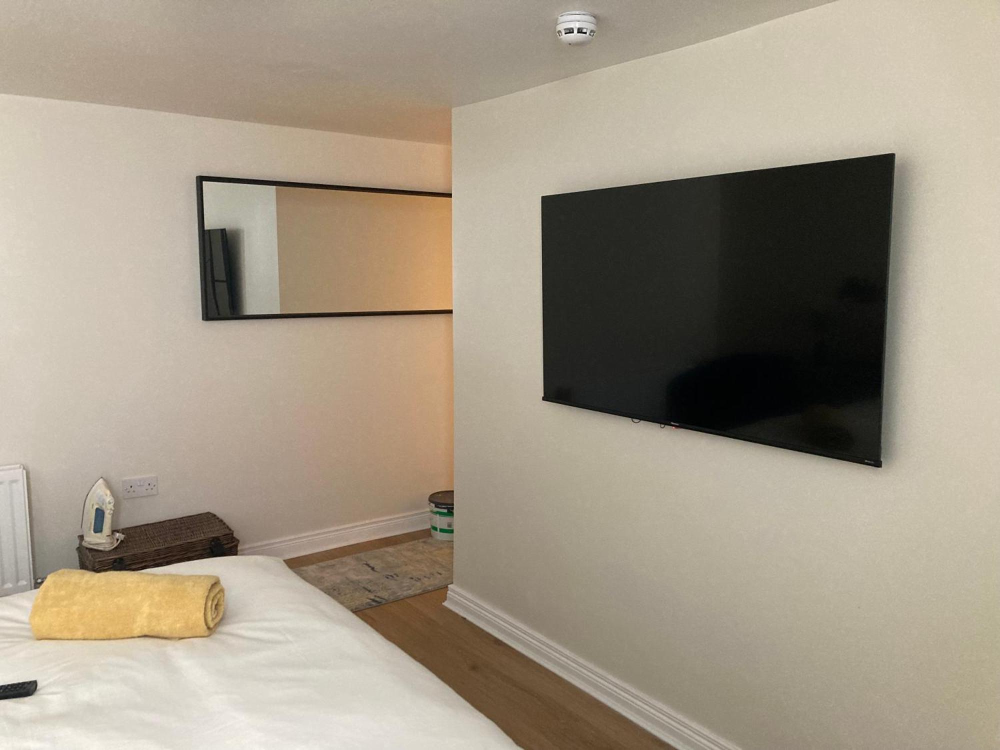 Smart 4K Tvs In All Bedrooms Double Vanity Sink Belfast Kültér fotó