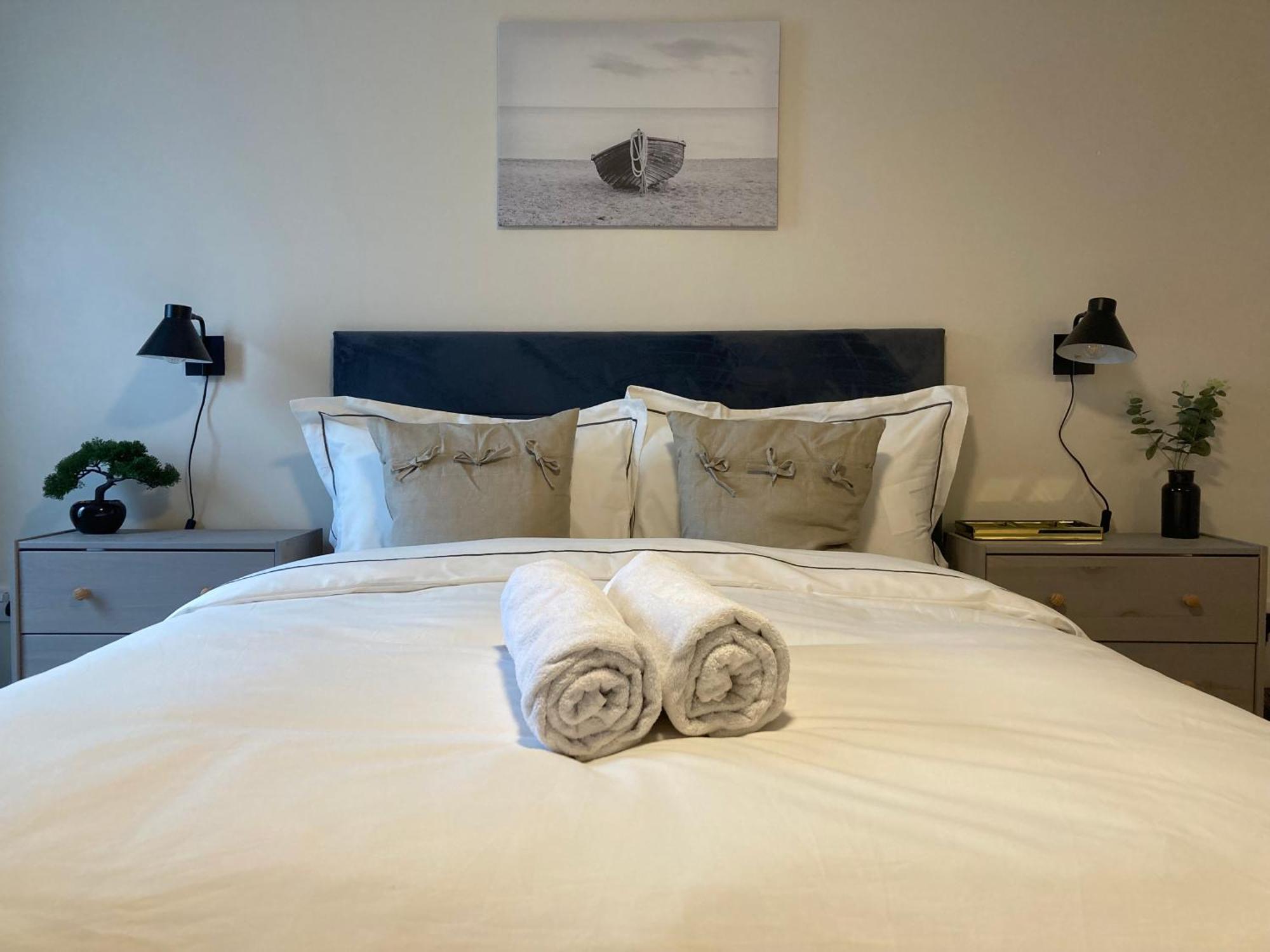 Smart 4K Tvs In All Bedrooms Double Vanity Sink Belfast Kültér fotó