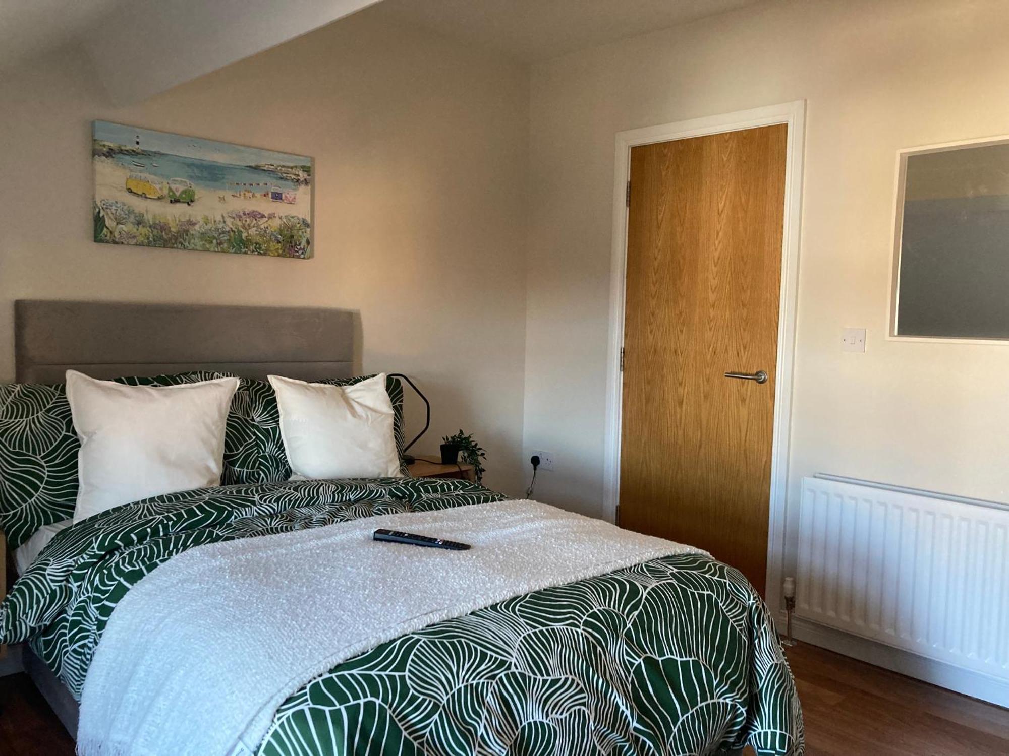 Smart 4K Tvs In All Bedrooms Double Vanity Sink Belfast Kültér fotó