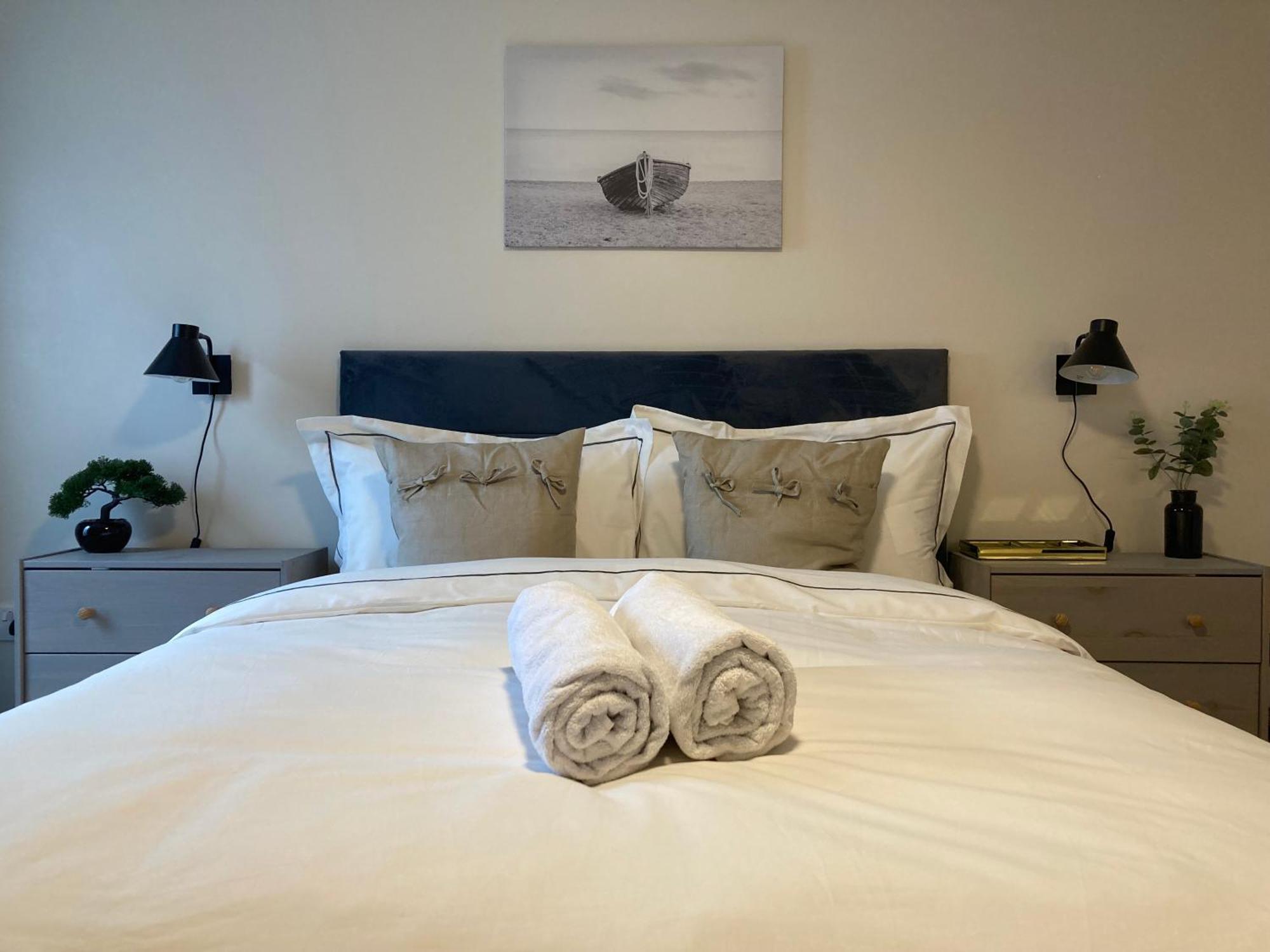 Smart 4K Tvs In All Bedrooms Double Vanity Sink Belfast Kültér fotó