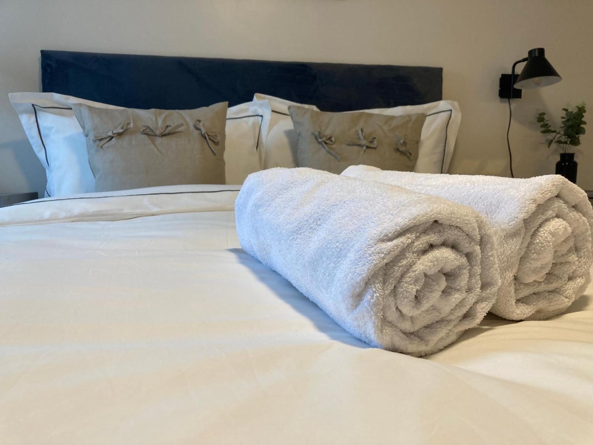Smart 4K Tvs In All Bedrooms Double Vanity Sink Belfast Kültér fotó